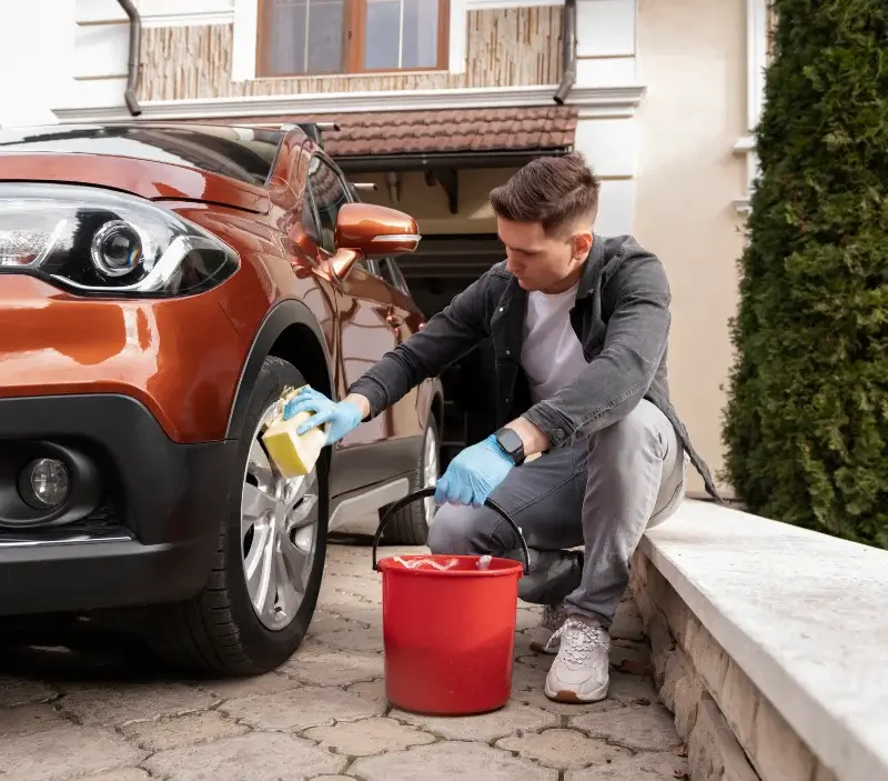 Lavage auto à domicile Saint-Ciers-du-Taillon : professionnel intervenant sur un véhicule